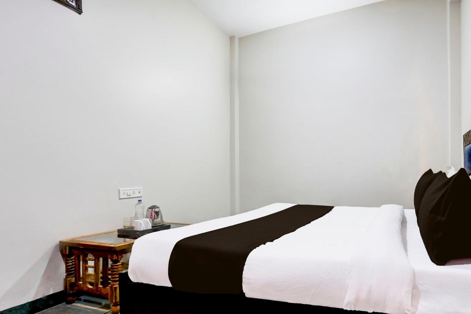 Hotel O The Baba Gest House Indore Eksteriør billede